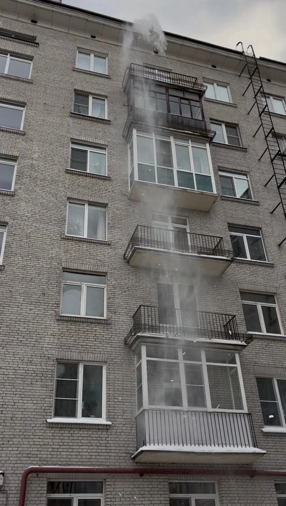 ❄ Продолжаем очистку кровель от снега и наледи.