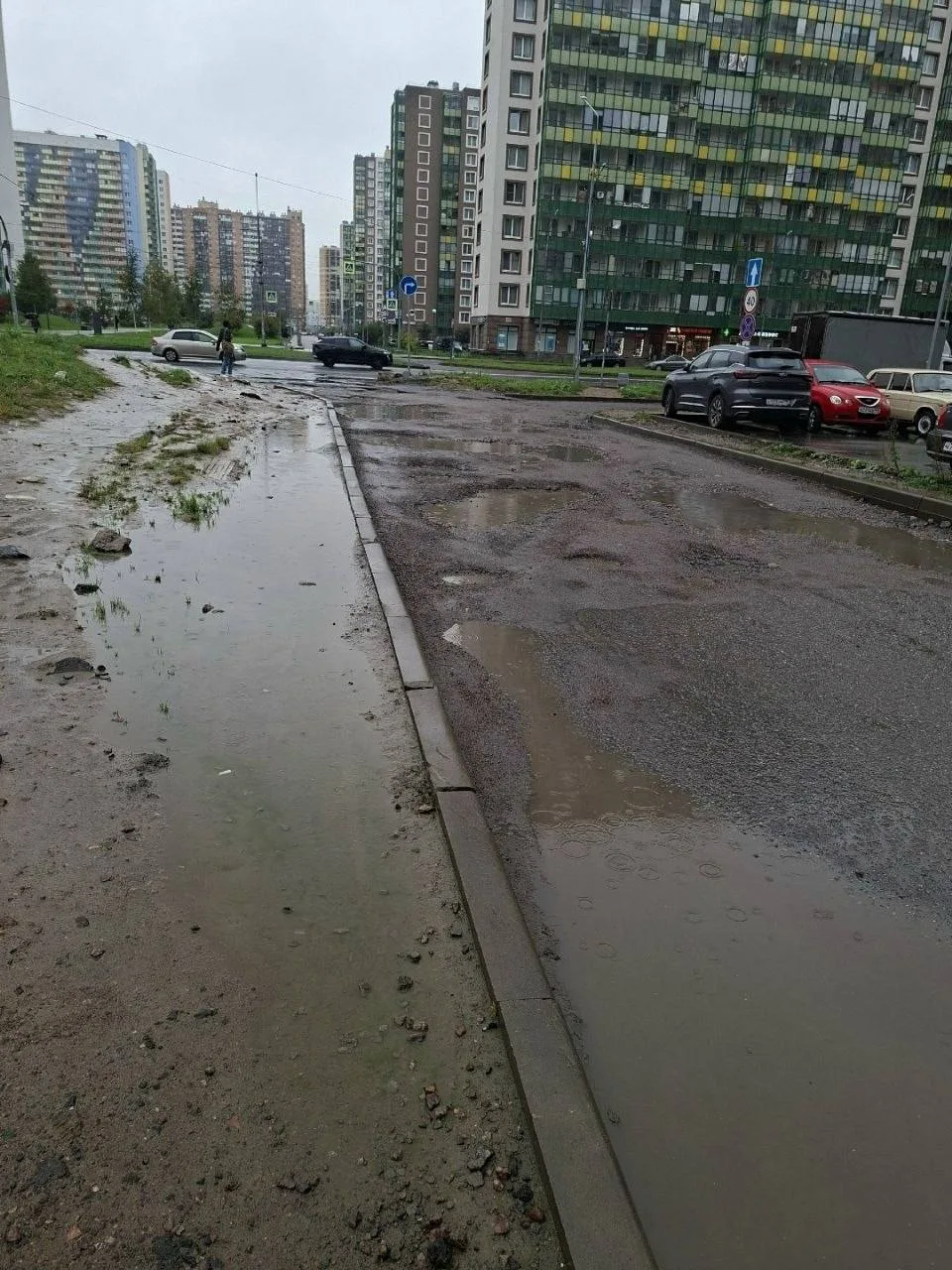 На Графской улице в Мурино до перехода приходится добираться через ямы и лужи 🌧️