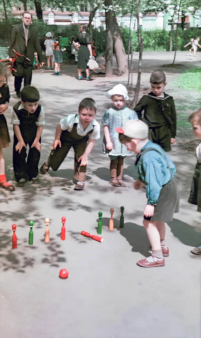 Выходной день на детской площадке, 1953 год.
