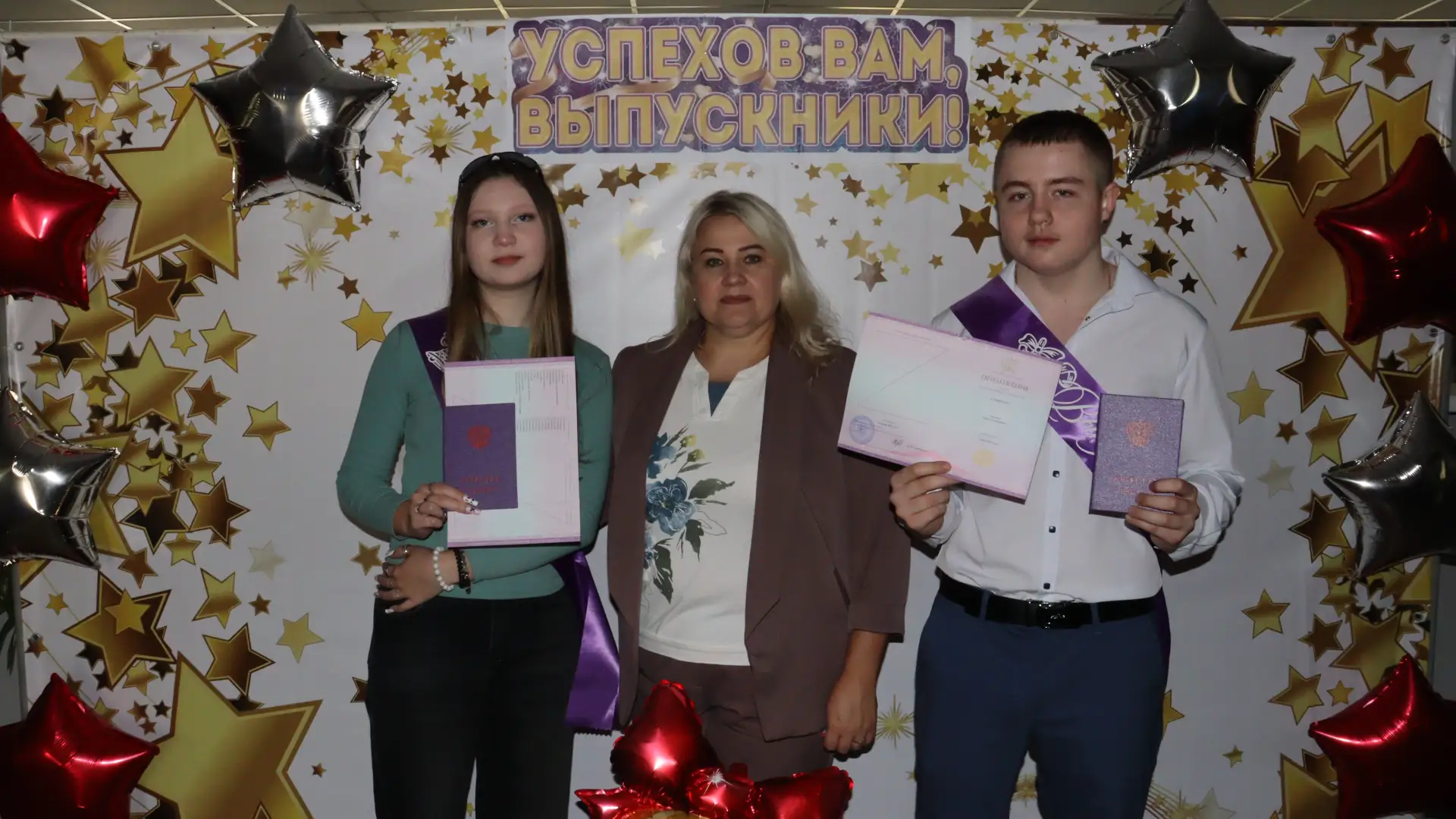 💐✨Поздравляем 9-классников с вручением аттестатов об основном общем образовании! 🥳🎊
Учителям и ро