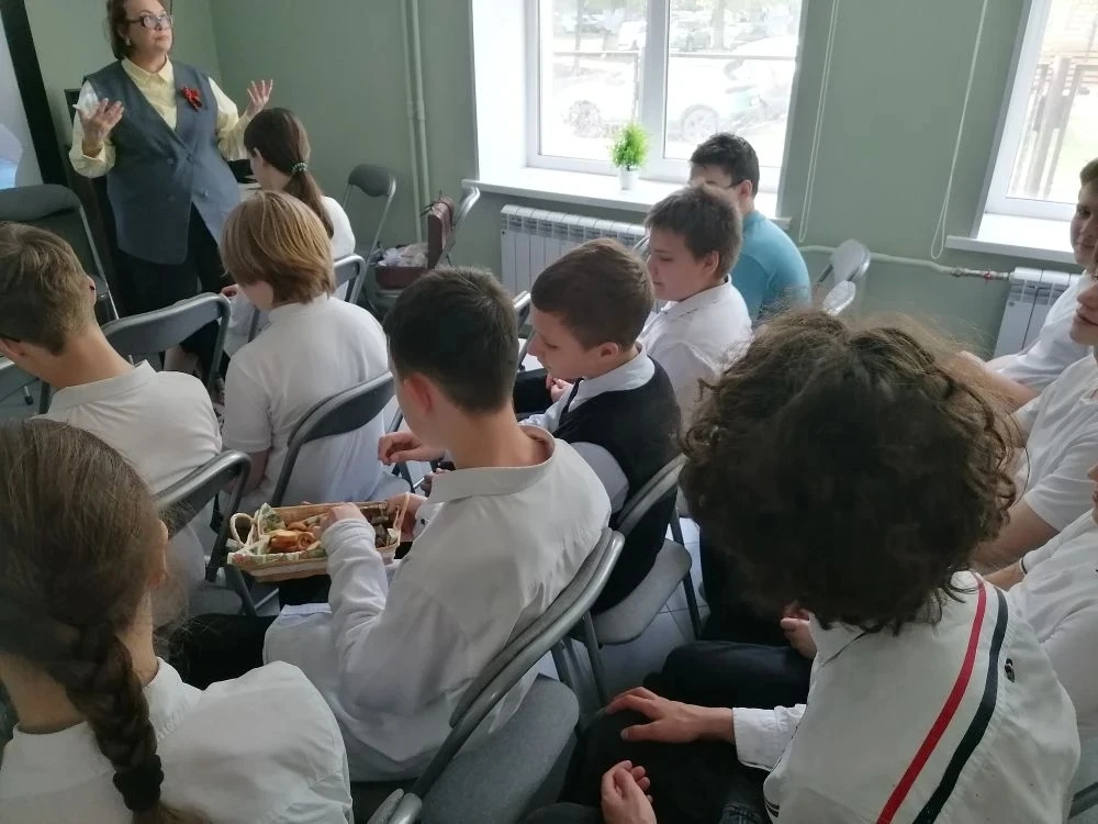 🍞 Сегодня ученики 7Б класса посетили кризисный центр, где прошла беседа «Военный хлеб:...
