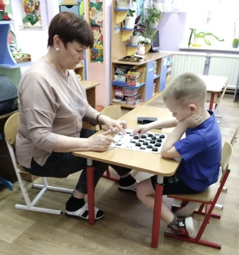 💥 ♟️На тёмных и светлых полях волшебной доски сошлись в поединке юный герой и мудрый наставник. 
▪️