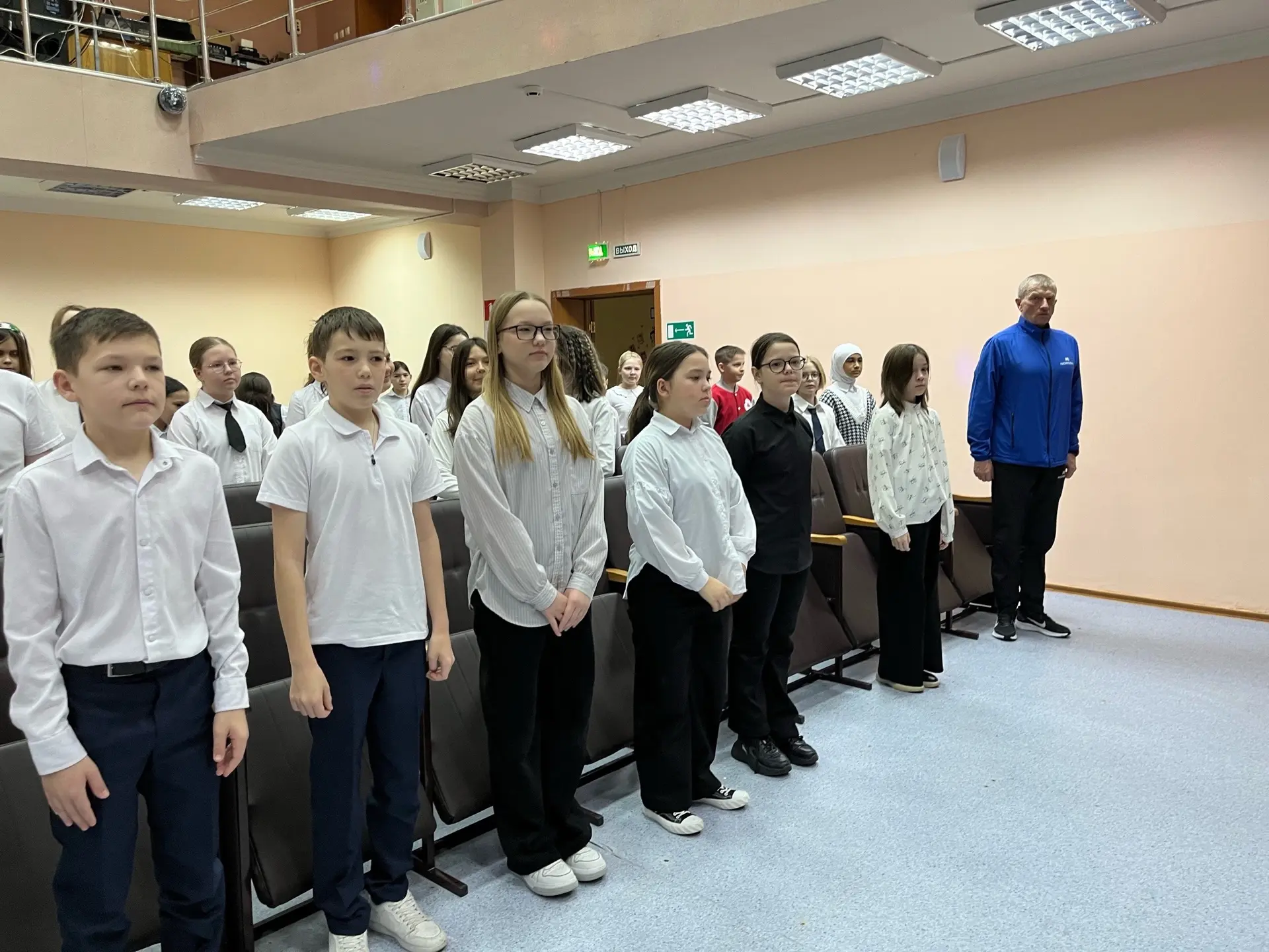 🇷🇺 Еженедельная линейка🇷🇺  ✅16 марта -начало новой учебной недели. Утро в нашей школе традиционно на
