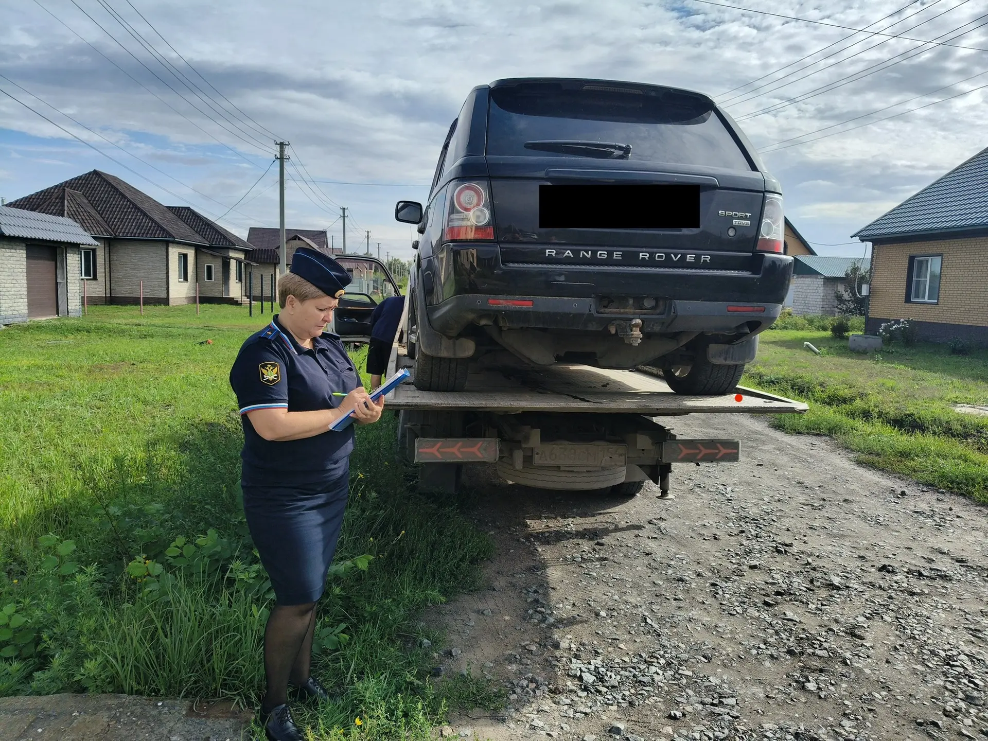 В Карасуке судебные приставы изъяли внедорожник должника со двора его сына