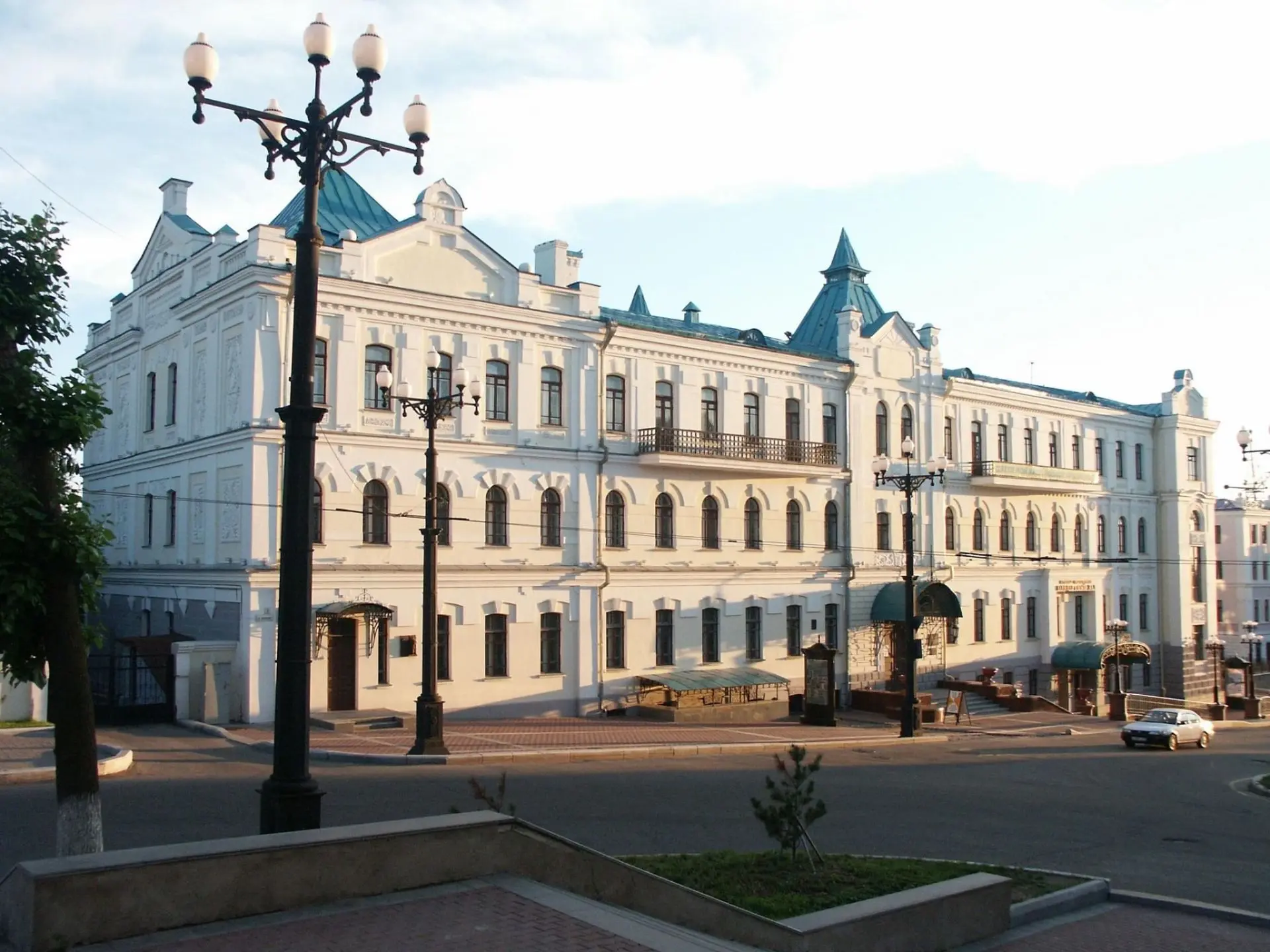 В Хабаровске есть одно здание, объединяющее сразу два главных искусства — музыку и живопись. Это быв