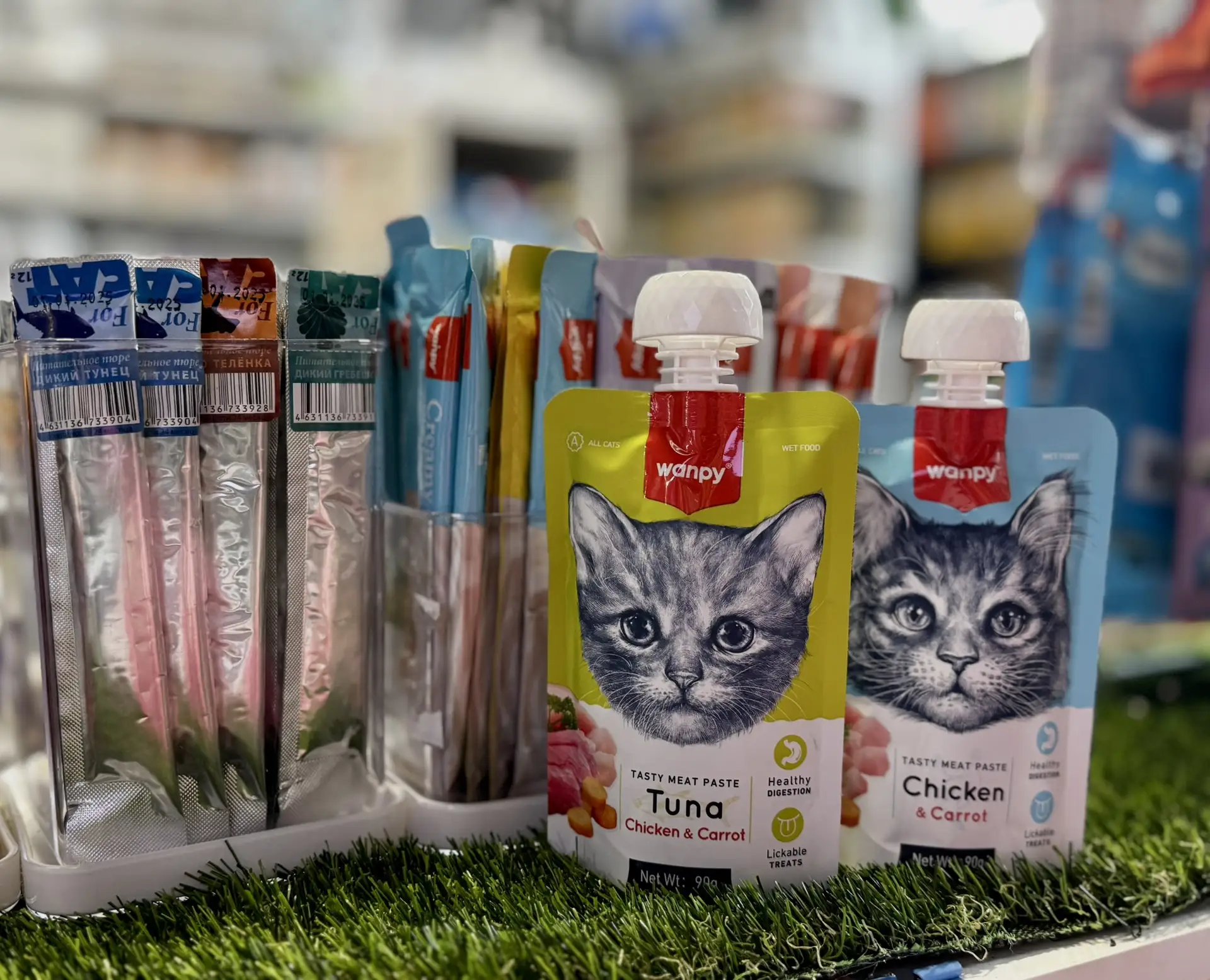 Большой выбор угощений для котиков у нас в магазинах 🧡