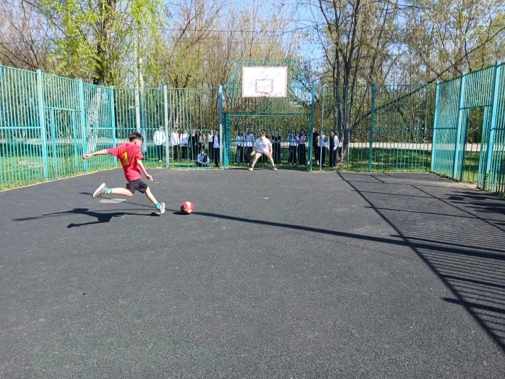 🏐 В нашей школе прошли спортивные мероприятия, посвящённые Дню Победы! 🎖️ Учащиеся приняли участие в