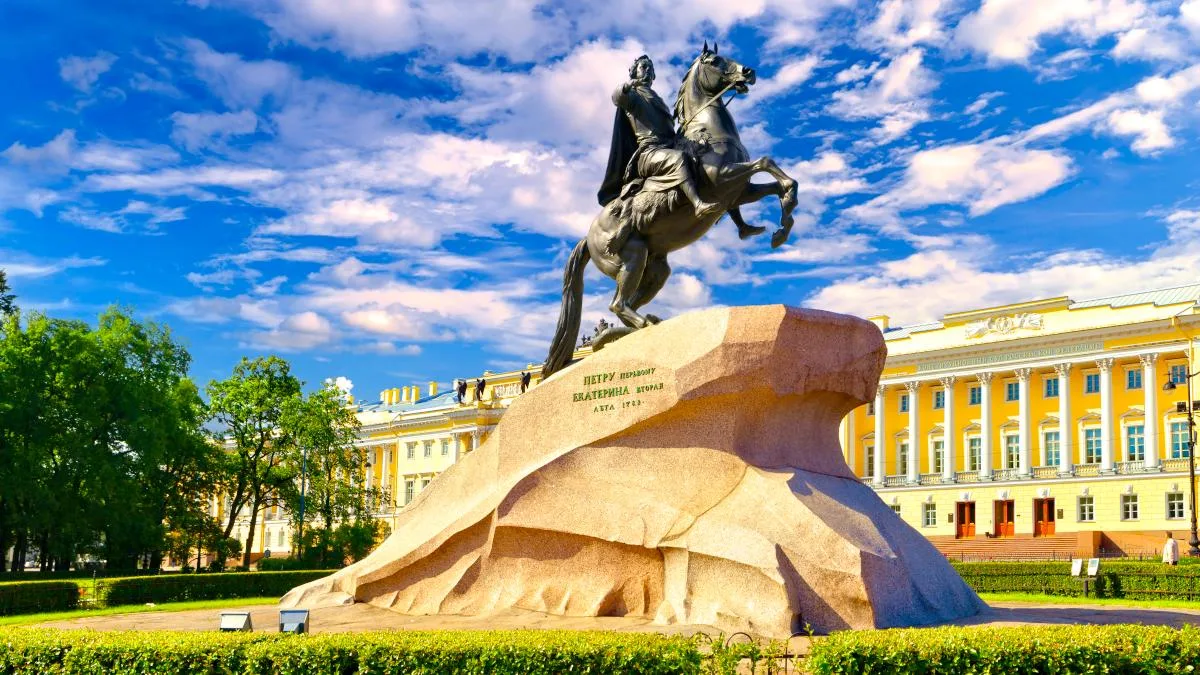 Идеальный маршрут по центру Петербурга  Весна в Петербурге — это особое состояние. Город постепенно 