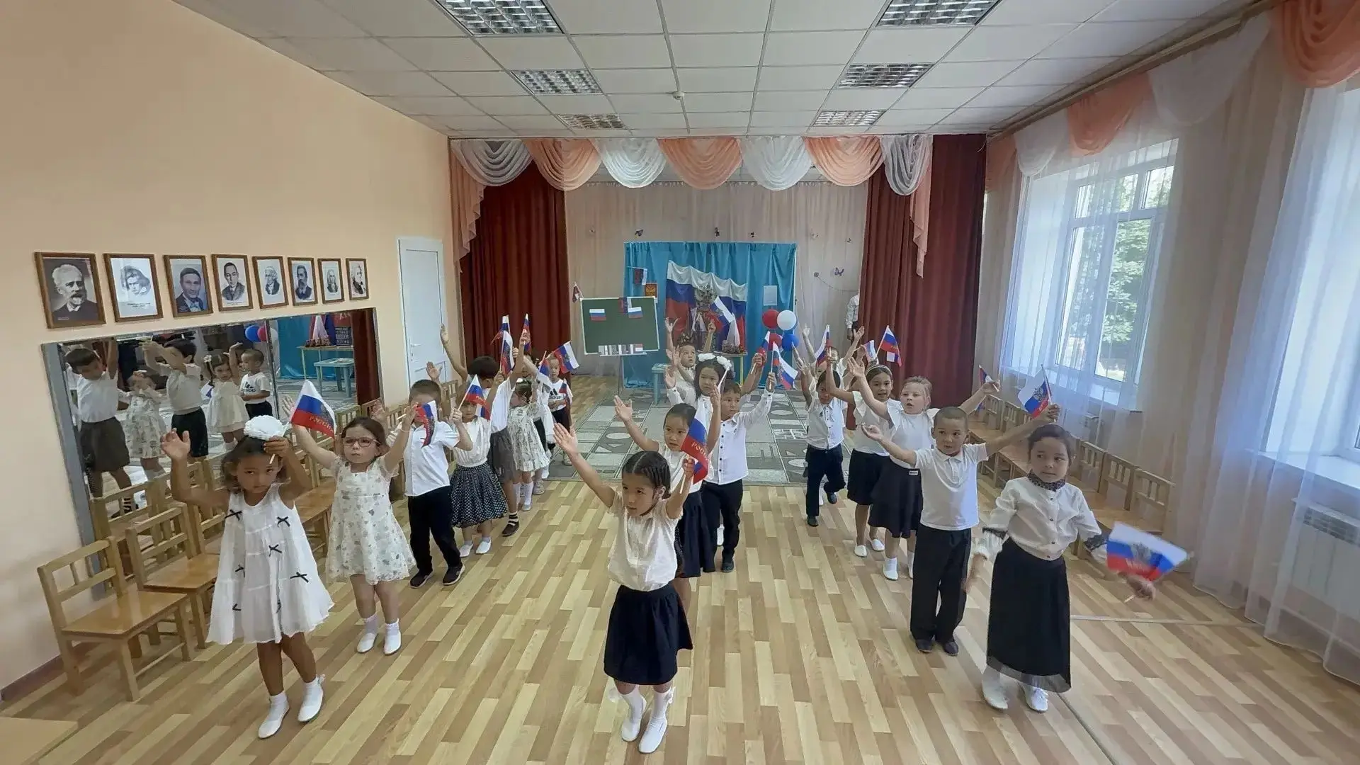Сегодня, в преддверии Дня Российского флага, в нашем саду"Теремок", прошёл праздник, по...