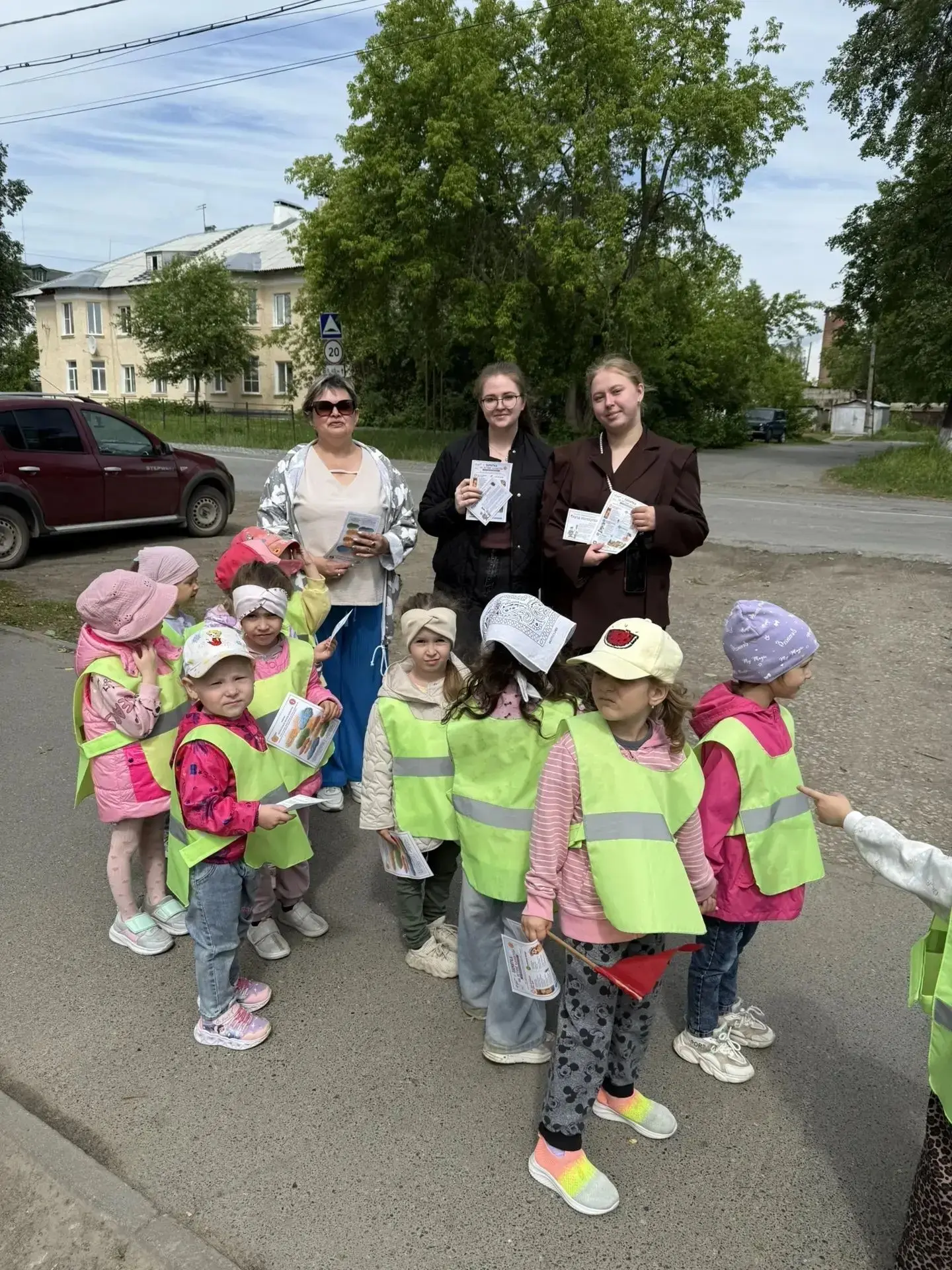 В нашем детском саду прошла акция «Безопасные каникулы или Здравствуй лето!»
Лето — самое короткое и