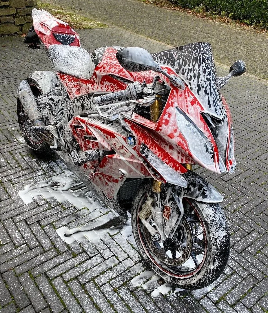 BMW — красный акцент на дороге. #moto 🏍️🔴