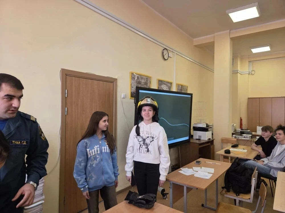 🚨 Урок безопасности от профессионала  Перед каникулами в 8В класс приехал сотрудник пожарной части №
