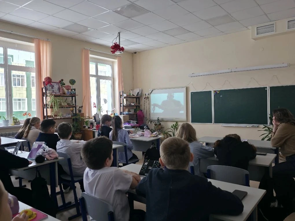 🇷🇺В Бутурлиновской средней общеобразовательной школе в 5 классах состоялся показ Всероссийского днев