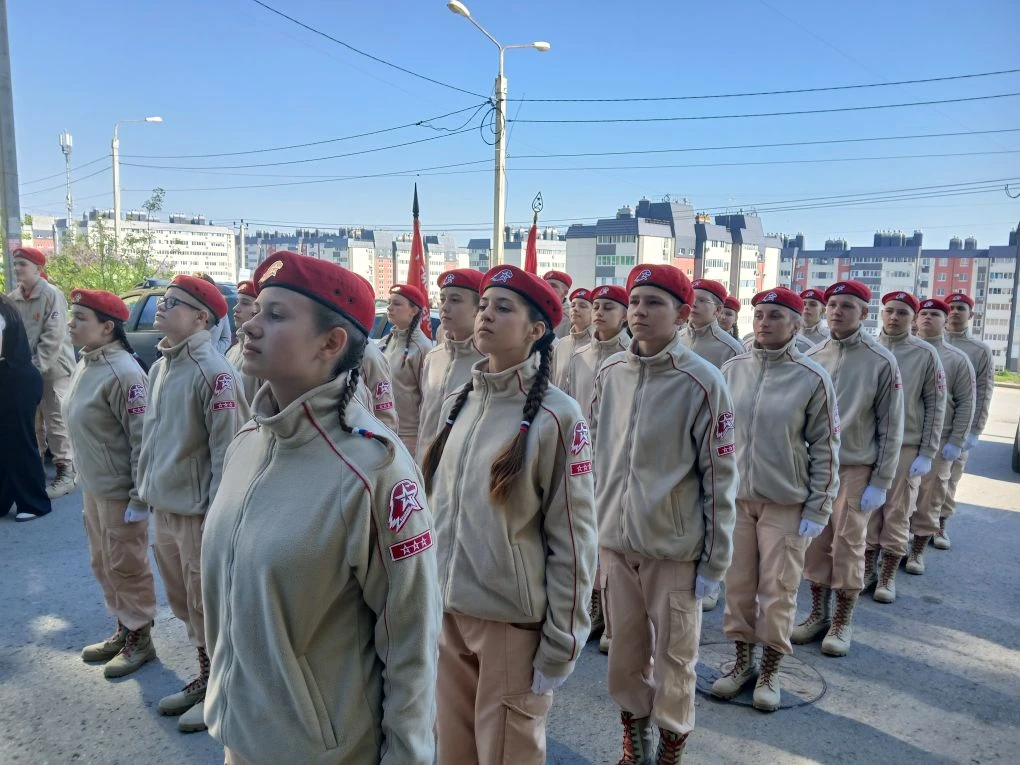 "Парад у дома ветерана" Юнармейцы отряда «Ворошиловский стрелок» Коноваленко Полина, Гордиенко Аксин