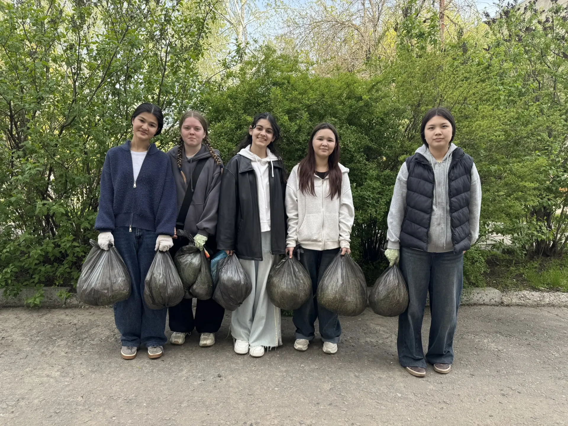 🌿ГОРОДСКОЙ СУББОТНИК🌿  Сегодня в нашей школе прошел первый весенний городской субботник☀️  🌺Весна — 