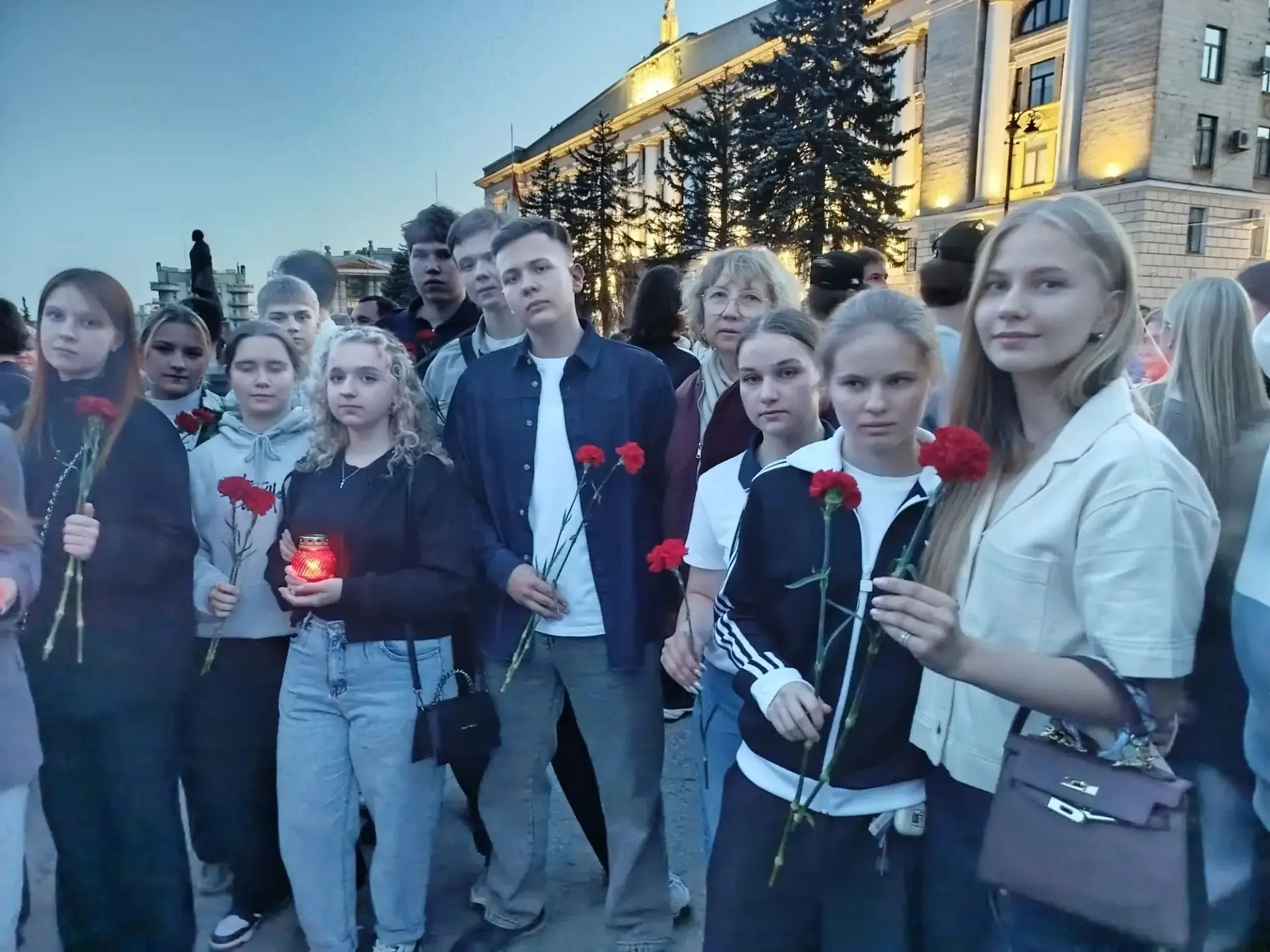 Вчера 21 июня учащиеся 11 класса приняли участие во Всероссийской акции"Свеча памяти" в Липецке. Тыс