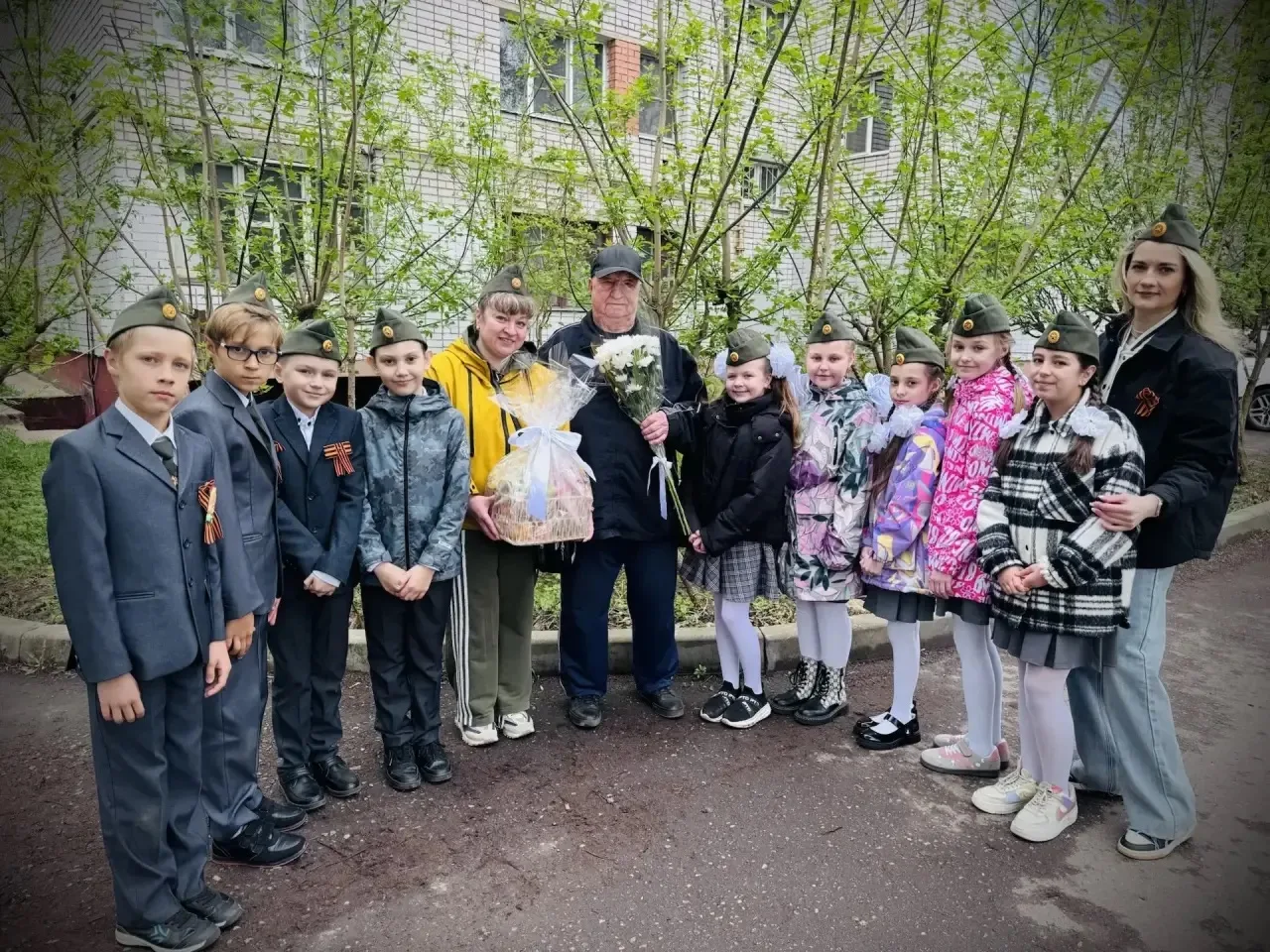 🎖️Ученики 3 «В» класса вместе с родителями поздравили с наступающим Днём Победы Александра Николаеви