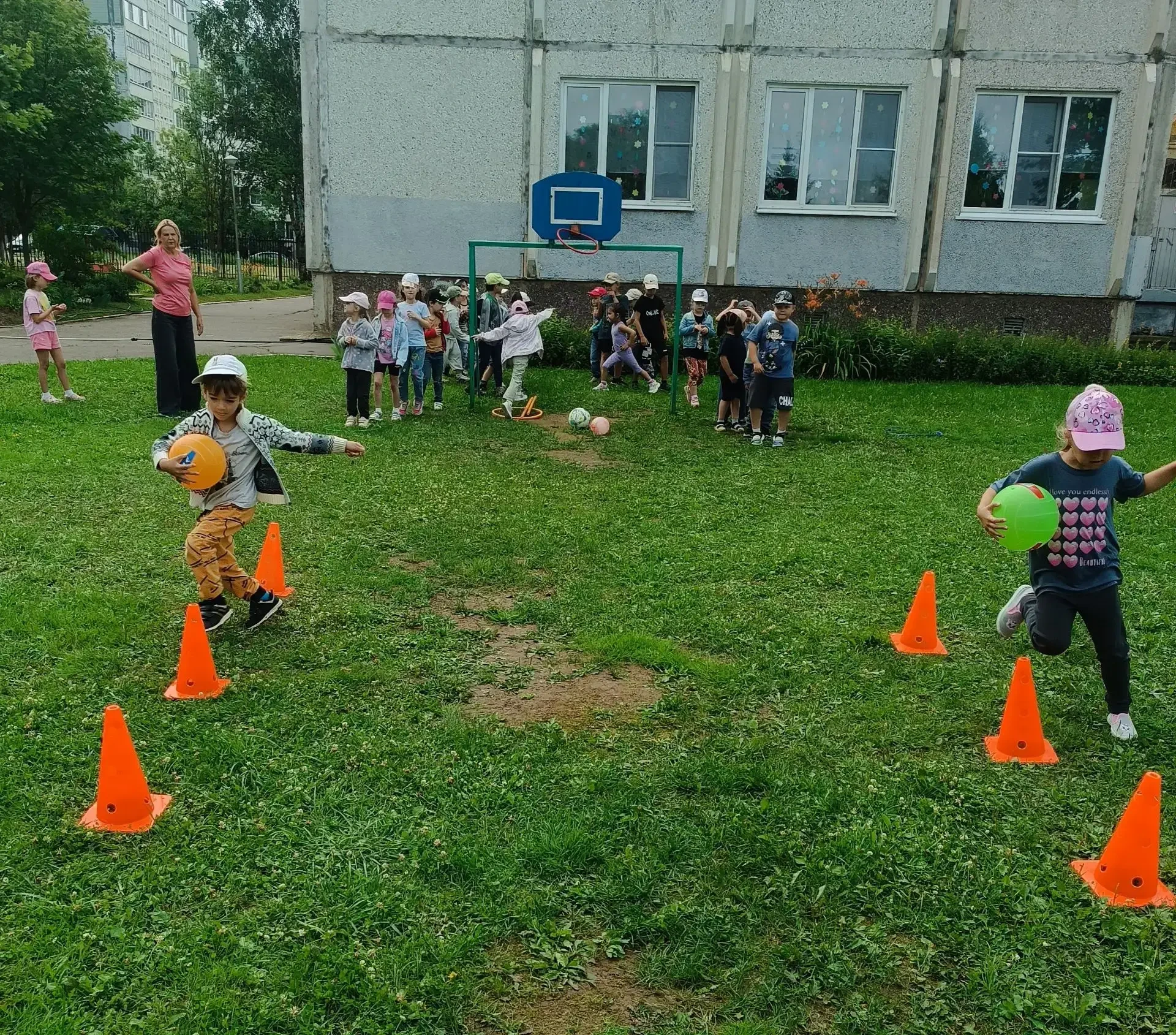 Погода не балует нас солнечными днями, и, если удаётся погожий денёк, воспитатели стараются организо
