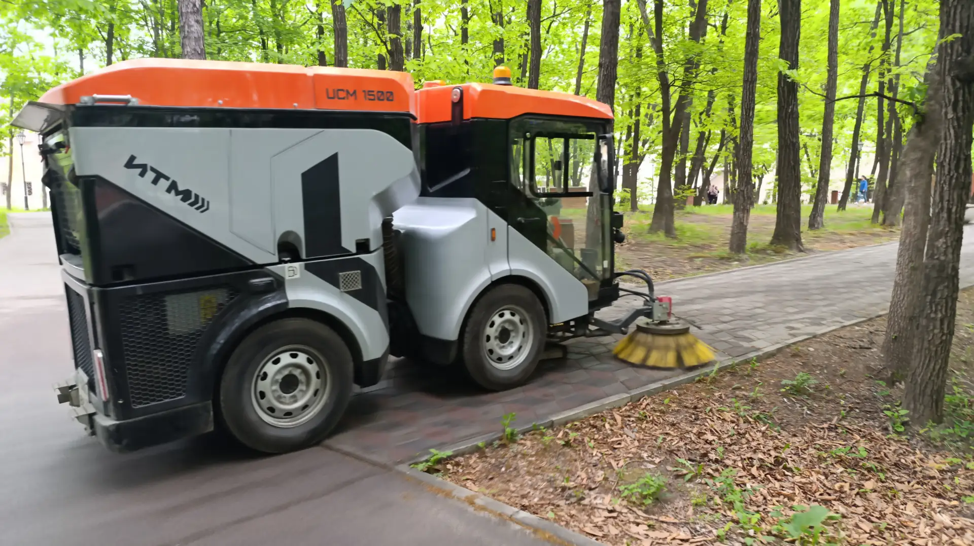 Работы в городе  «Обслуживающее учреждение» продолжает наводить порядок на улицах города ежедневно (