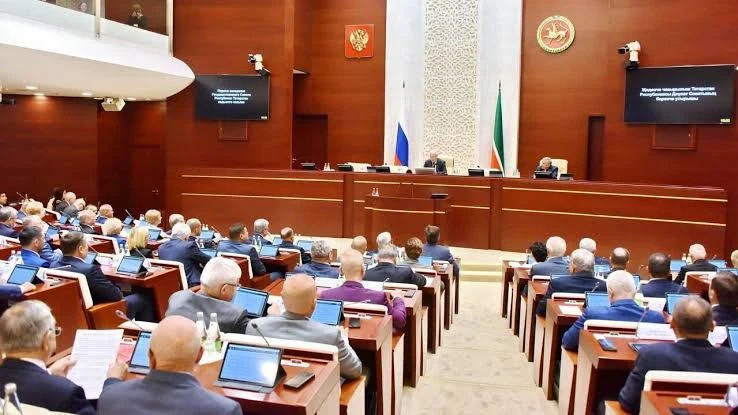 Депутаты возьмут деньги из бюджета, чтобы подарить сиротам подарки от депутатов. Тюменс...