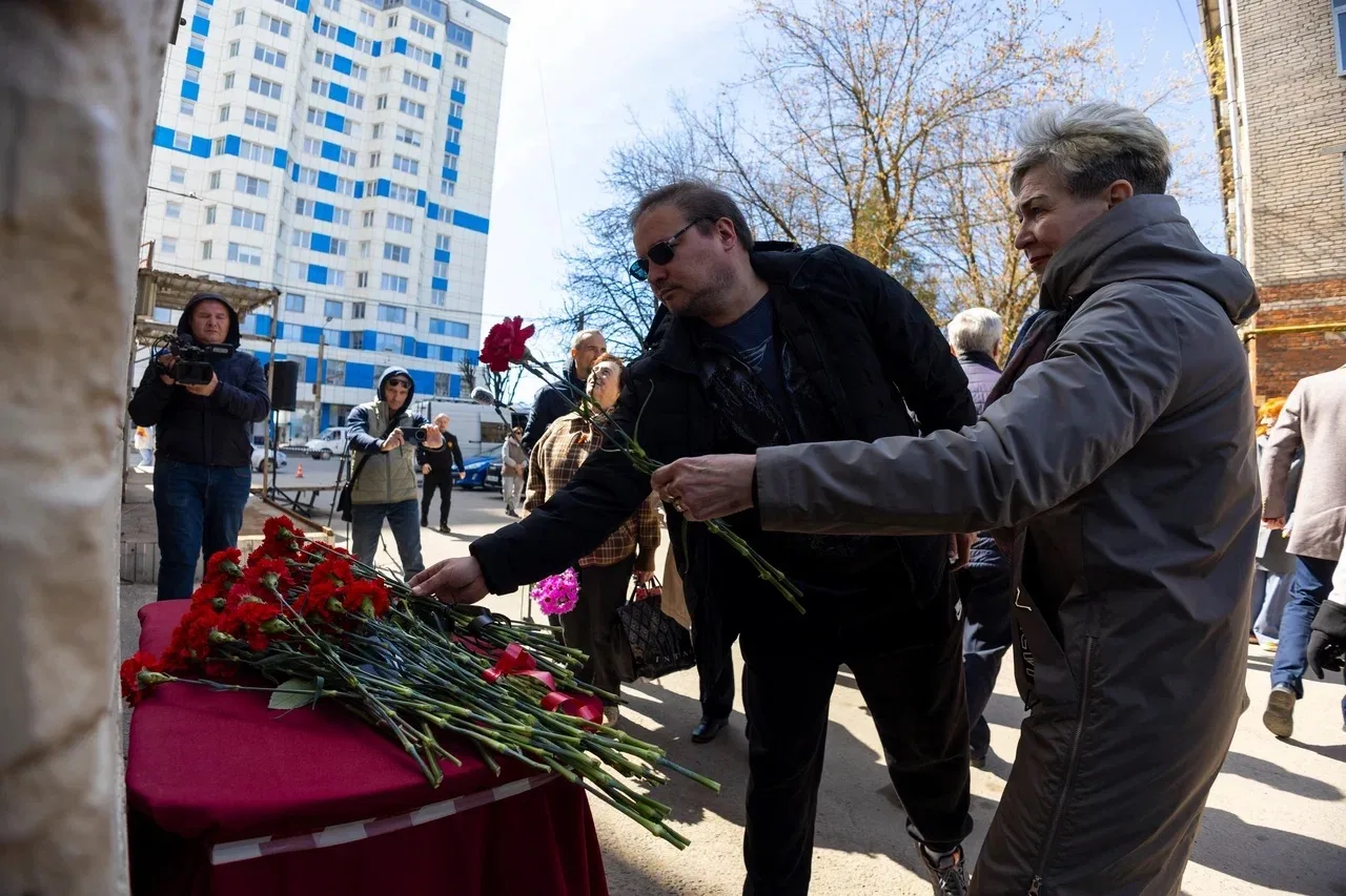Принял участие в открытии мемориальной доски Сергею Витальевичу Новикову — заслуженному работнику ку