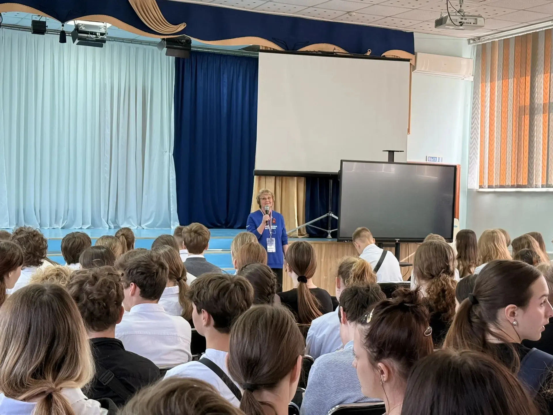 🇷🇺 Живая история: встреча с настоящим волонтёром Победы  В нашей школе прошла невероятно трогательна