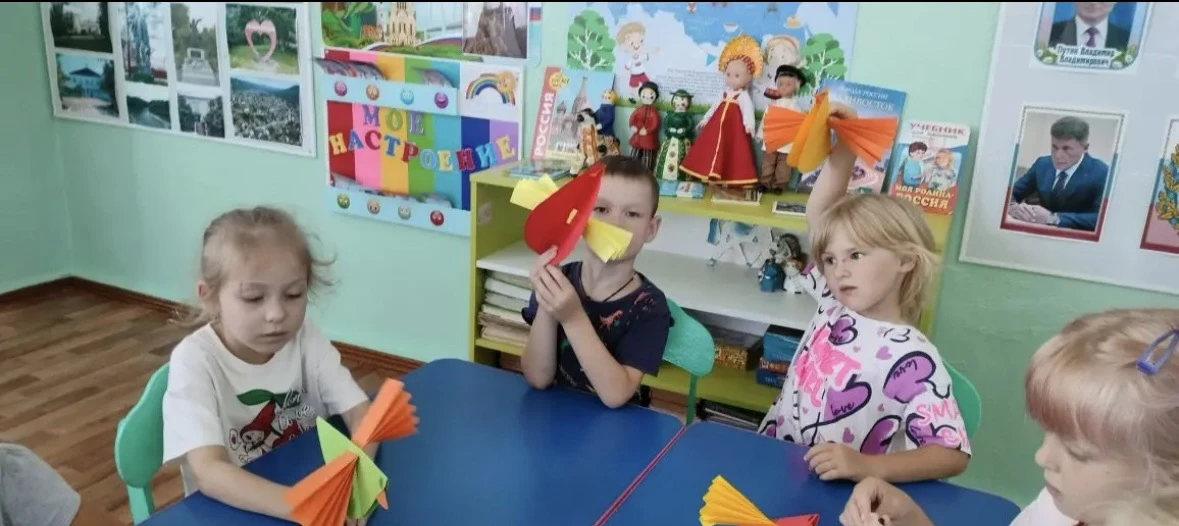 Пернатые друзья 

В разновозрастной группе (воспитатель Надежда Фёдоровна Кодик) прошло тематическое