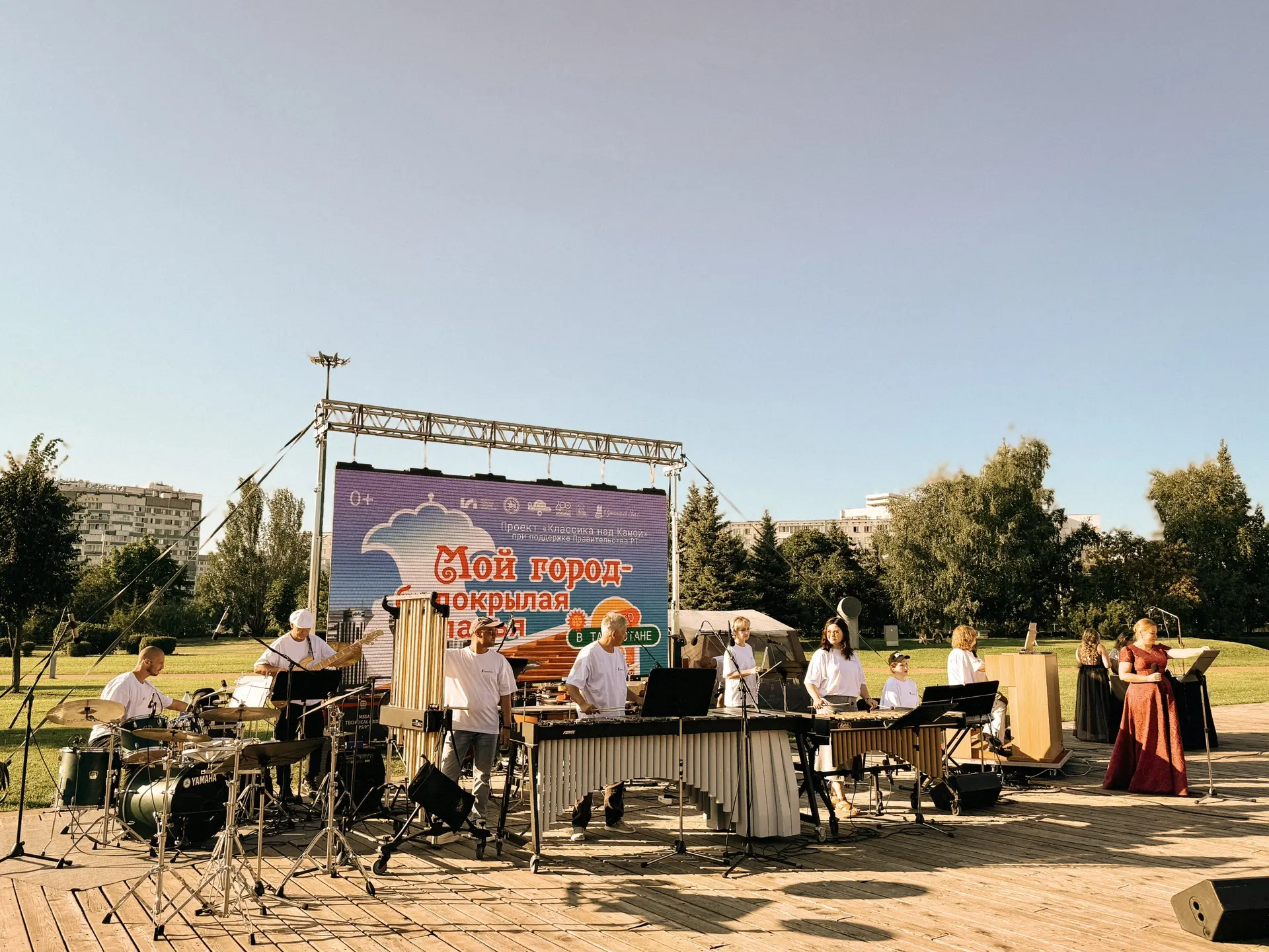 Этот музыкальный вечер под открытым небом запомнится надолго 🎶🌇

На площади Азатлык прошёл концерт