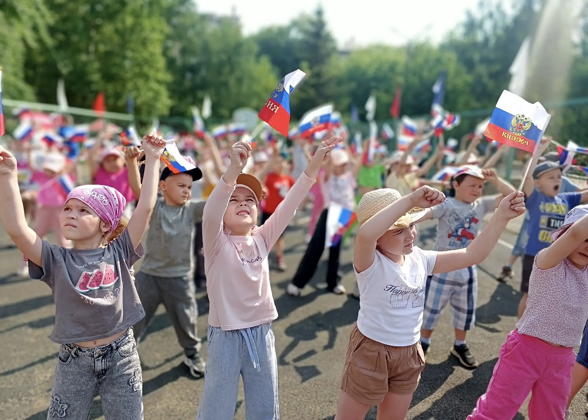 В Красноярске дошколята спасают флаги, ищут медведей и готовятся ко Дню России!

В преддверии Дня Ро