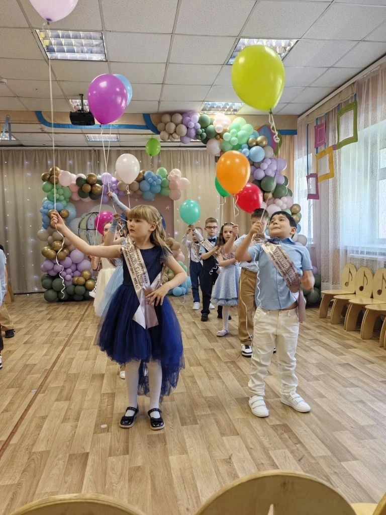 Трогательно и нежно попрощались с детским садом наши "Незабудки" Первый в жизни выпускн...