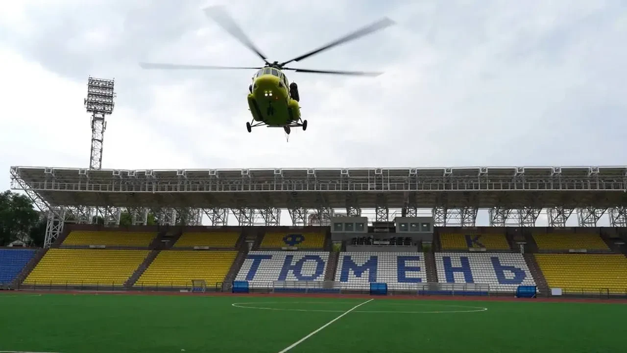 Вертолёт, парашютисты и футбол!