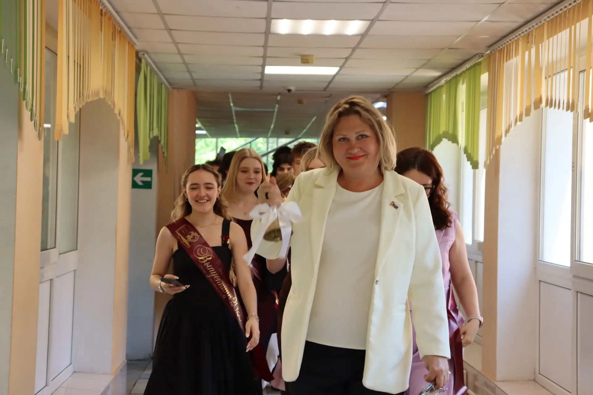 ✨ Продолжаем делиться моментами последних звонков — теперь уже у наших 11-х классов   🌸 Этот день по