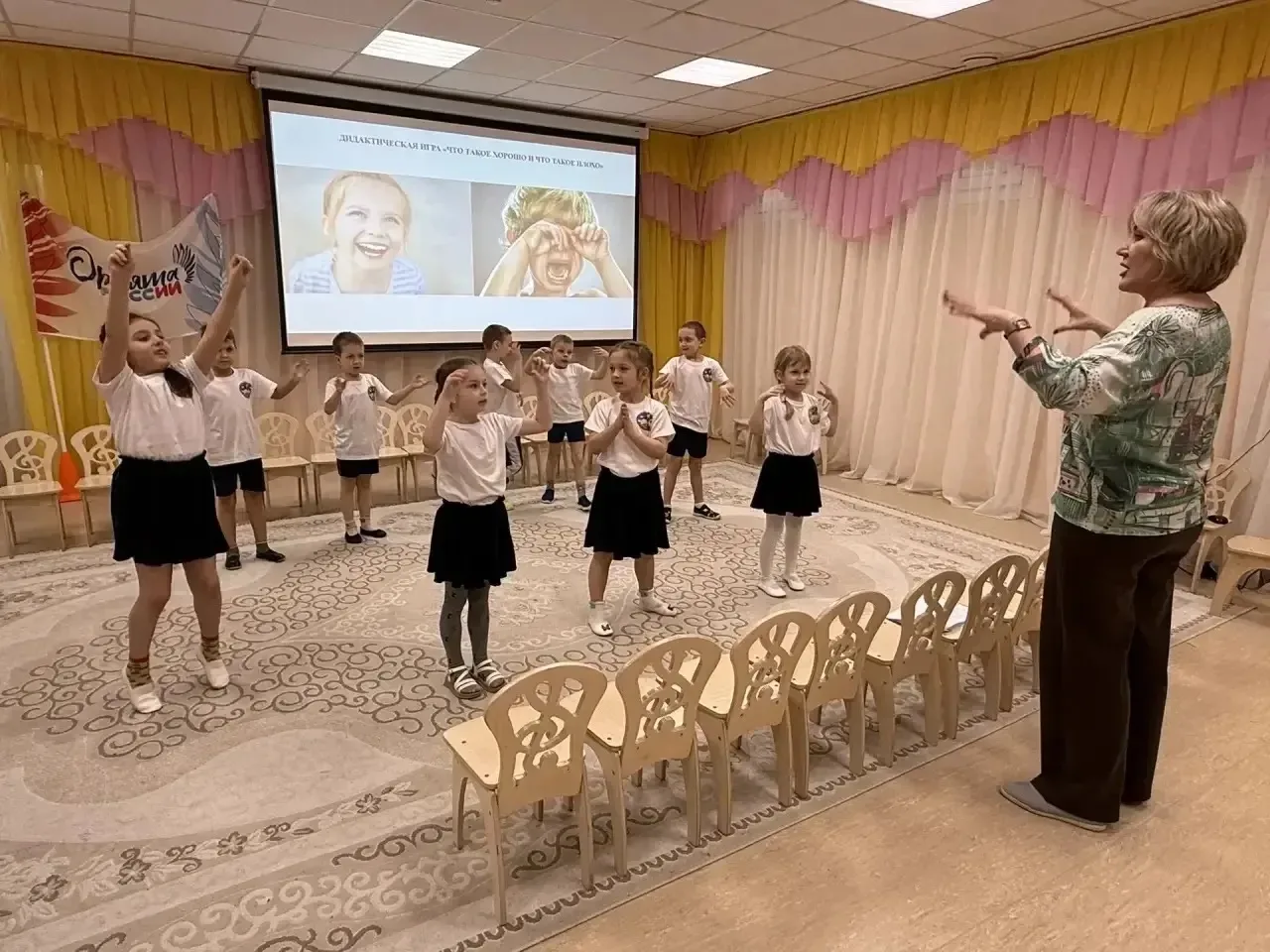 Сегодня в блоке «Азбука здоровья» прошло интегрированное занятие «Утро начинается с зарядки». Ребята