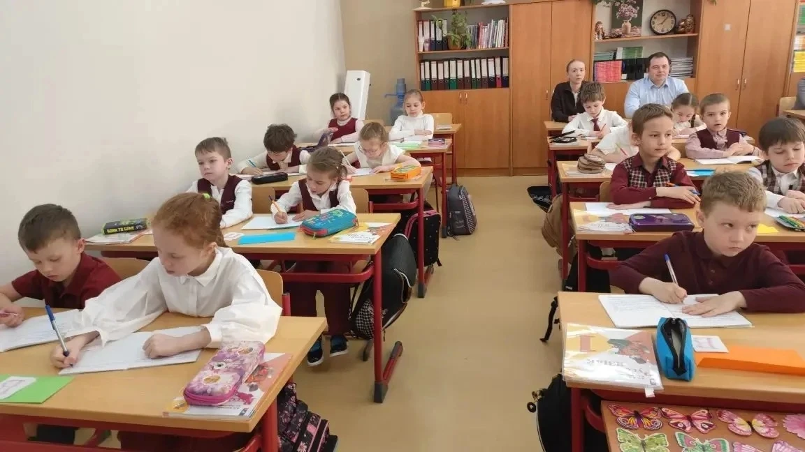 👫Вновь начальные классы Восьмой встречали гостей.  Родители первоклассников приняли участие в Дне от
