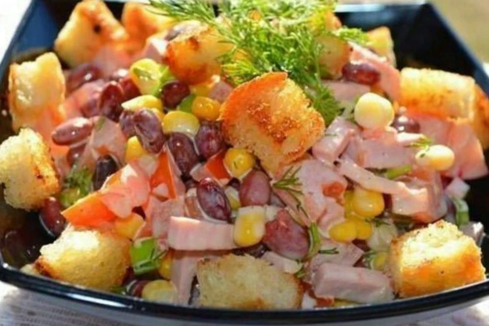 САЛАТ С ФАСОЛЬЮ И СУХАРИКАМИ #салат
