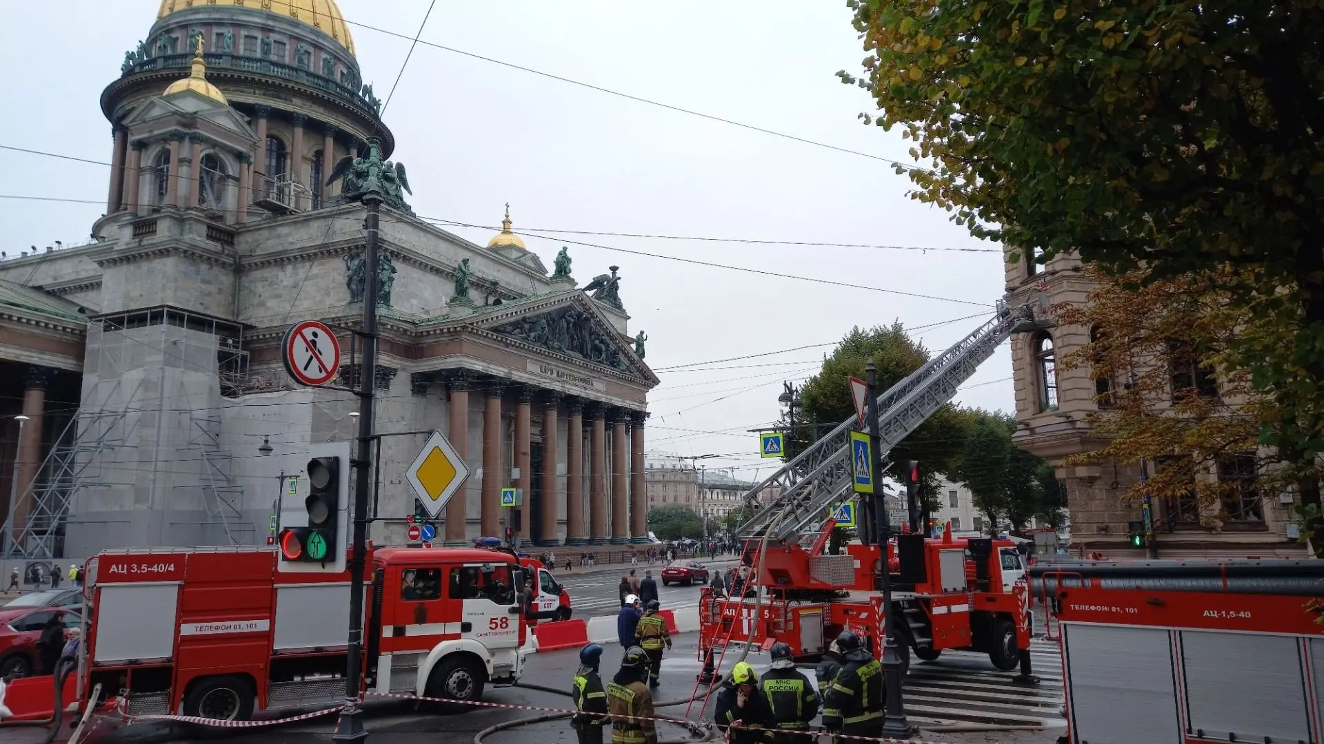 После пожара на Исаакиевской площади жителей до сих пор не пускают домой