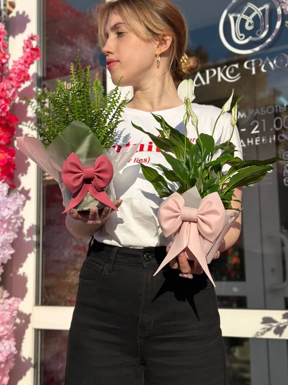 Не просто цветы в горшках, а с бантиком 😃🎀