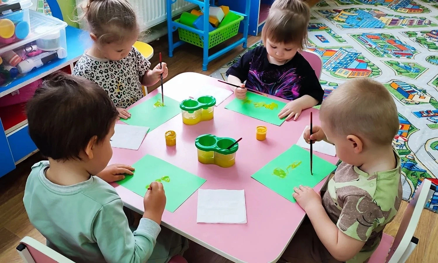 Несмотря на переменчивую прохладную погоду, наши малыши с удовольствием учатся рисовать...