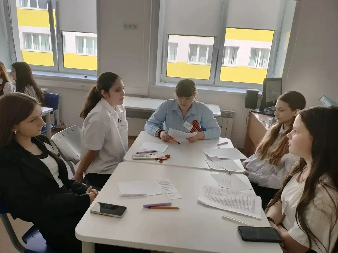 ✨ Сегодня команда нашей школы в составе семи волонтёров-медиаторов и руководителя ШСП «Линия доверия