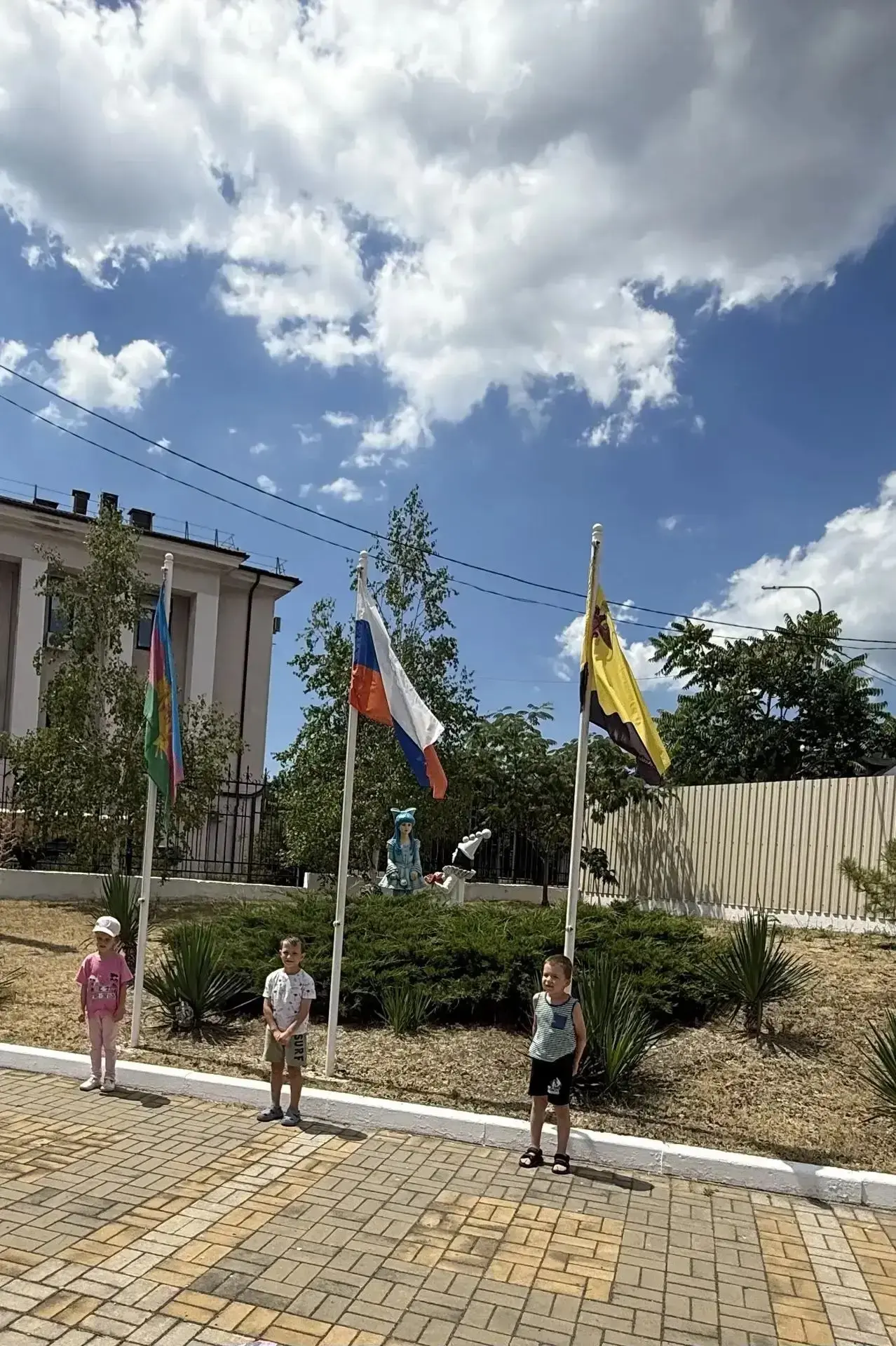 Открыли новую неделю торжественным церемониалом подъема флагов! 😄👍🇷🇺🇷🇺🇷🇺   Лучшими воспитанн