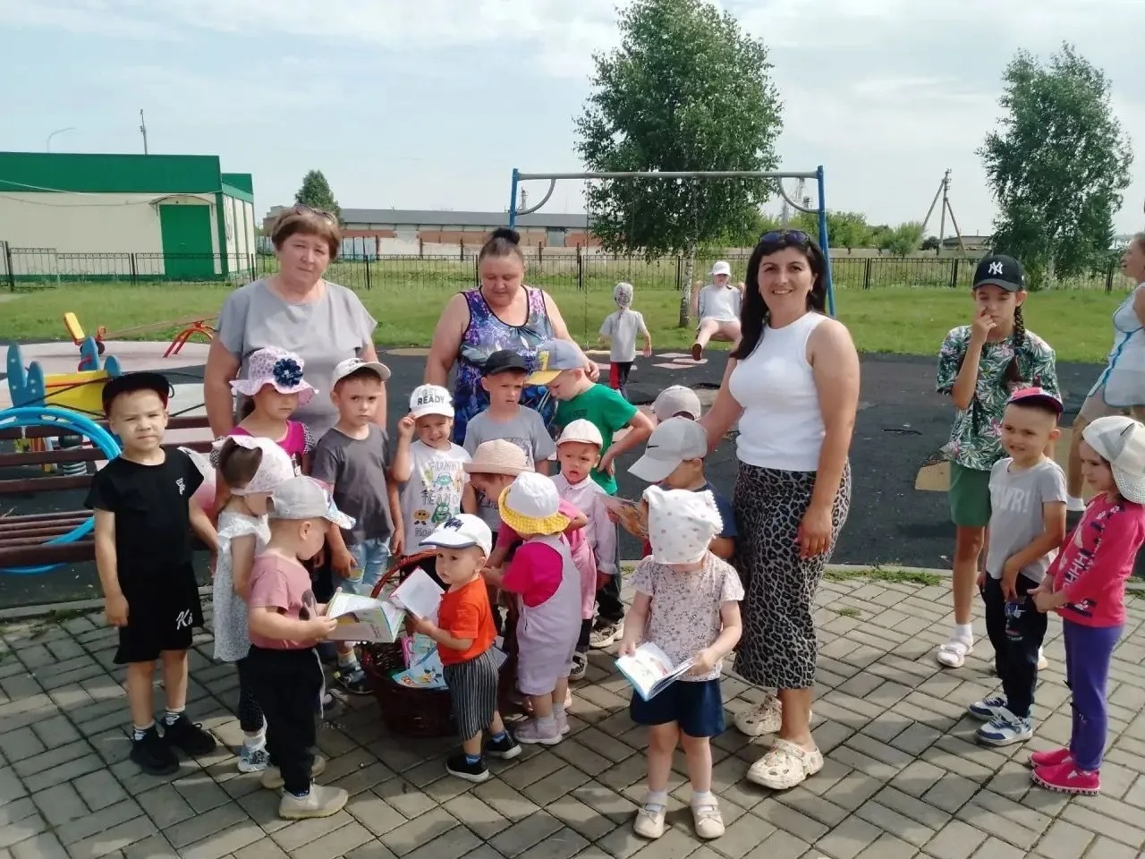 💫Назад в прошлое: «Старинные игры и забавы» 🪕
В рамках Года единства народов России, в парке Матер