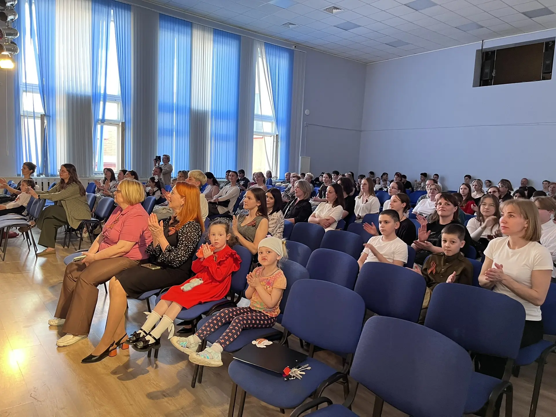 🎶 В нашей школе с огромным успехом прошел концерт «Песни Победы»!  Дорогие друзья! В преддверии вели