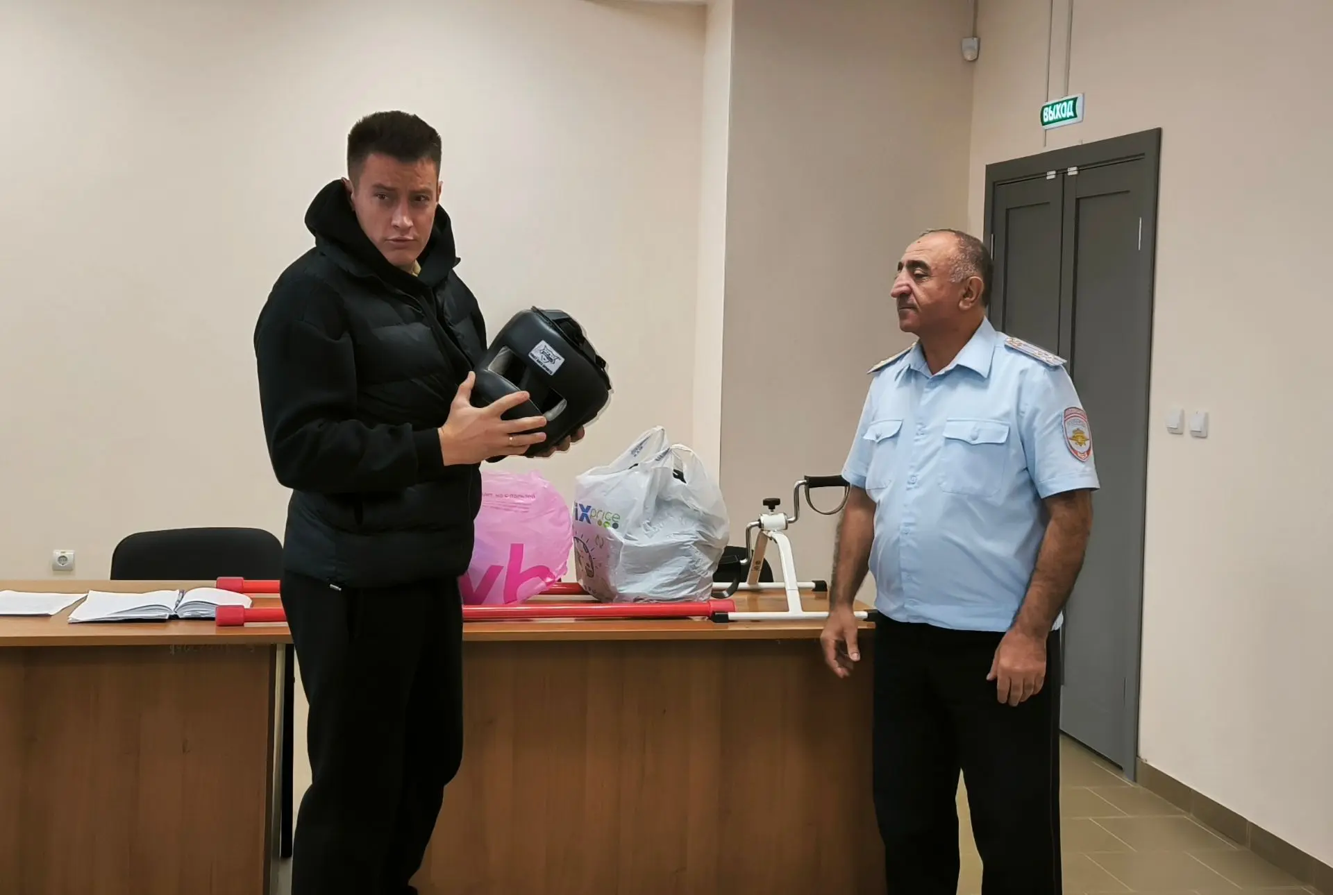 Общественник Максим Дягилев подарил полицейским Нижнеудинска спортинвентарь. Член общес...