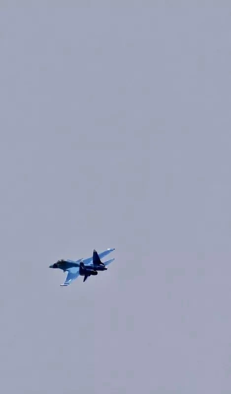 Первые фронтовые бомбардировщики Су-34Э в Алжире

В сети появились фотографии первых Су-34Э ВВС Алжи