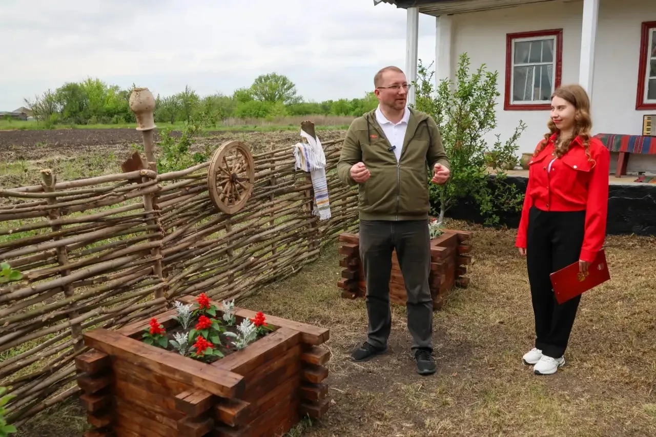 Выпускница «Сенежа» из ЛНР открыла обновленную территорию краеведческого музея в селе Смоляниново  А