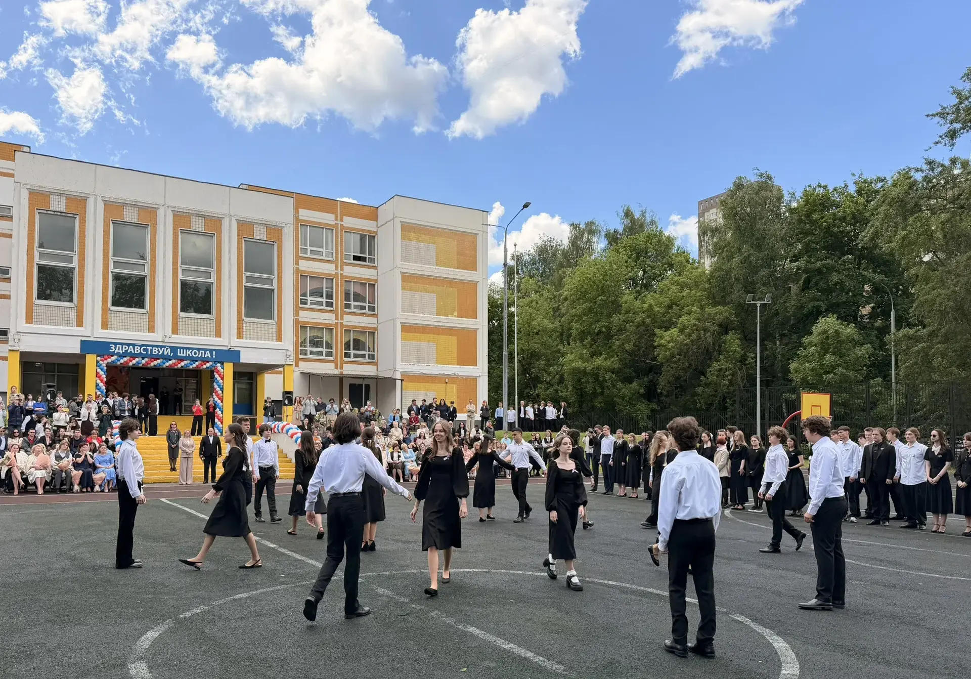 🎓 Последний звонок — начало нового пути  Последний звонок в 11 классе — особенный, трогательный и оч