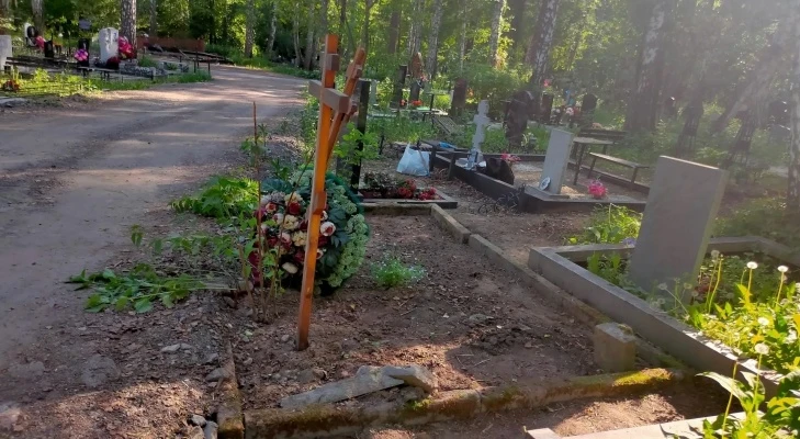 На Заельцовском кладбище Новосибирска дорогу проложили прямо поверх могил. Ужасная исто...