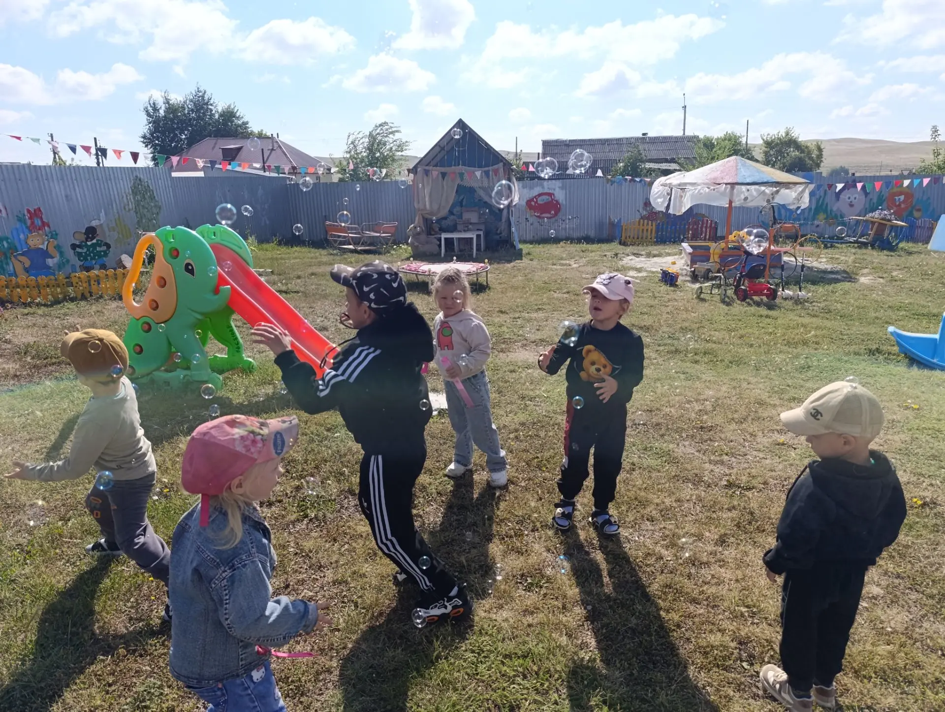 Играли с мыльными пузырями
