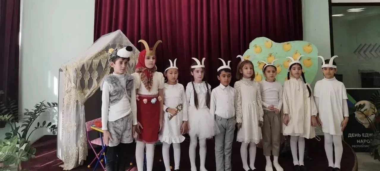 🎭 В мире театра 🎭  В рамках акции, посвящённой Всемирному дню театра, Совет Первых нашей школы прини