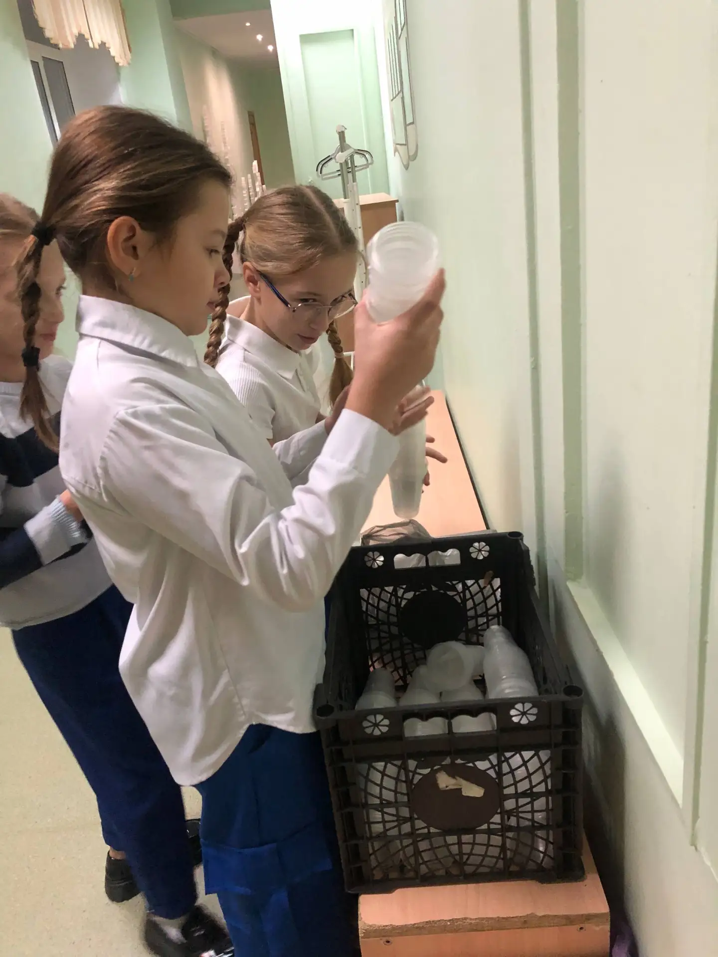 Эко-десант в действии! ♻️🥤 В начальной школе полным ходом идет подготовка к завершению 2 четверти, и